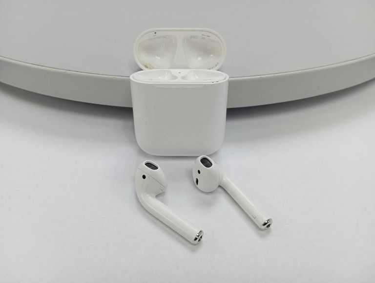 Apple airpods 2nd generation with charging case