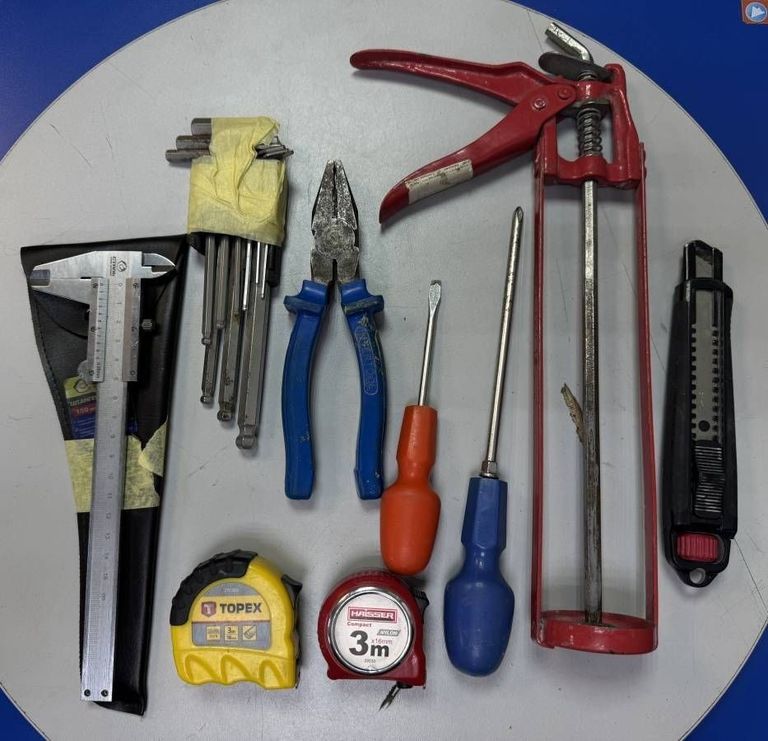 Купити (2 викрутки+2 рулетки+плоскогубці+набір шестигранників+пістолет для клея) Б/У