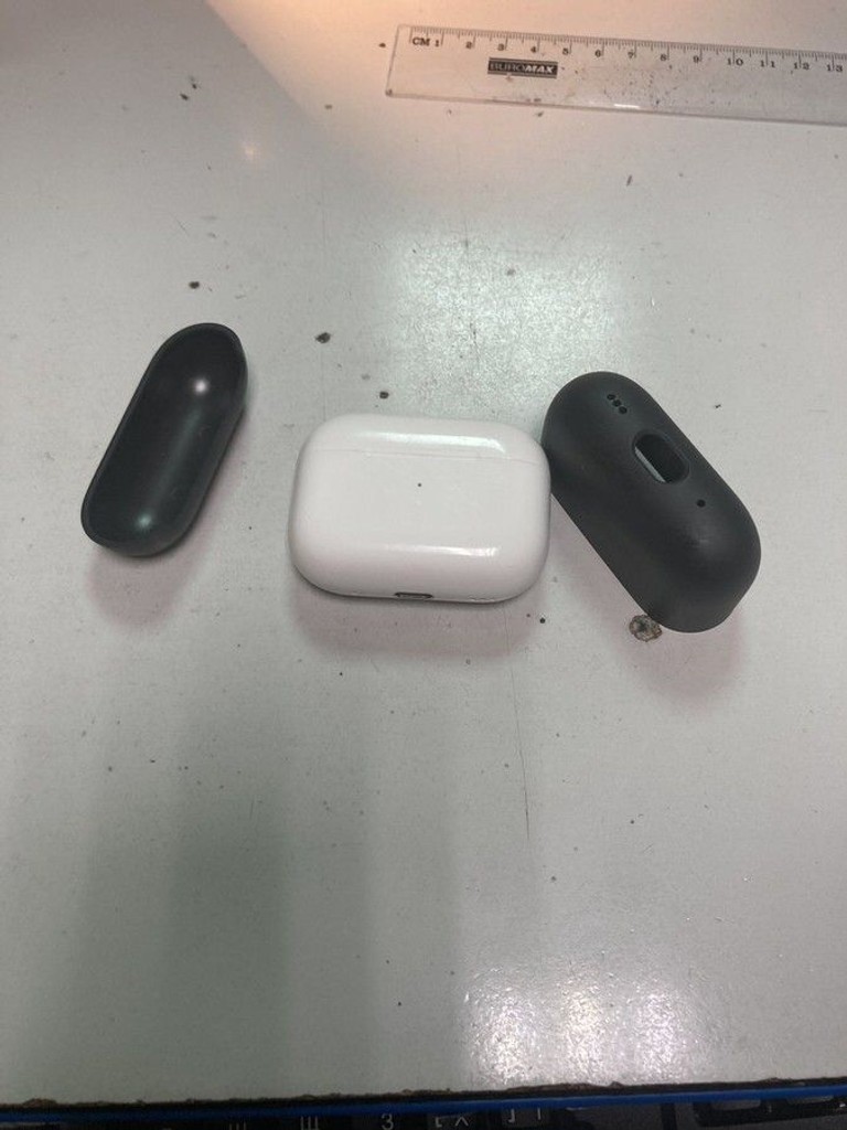 Купити Apple airpods pro 2nd generation with magsafe charging case usb-c Б/У