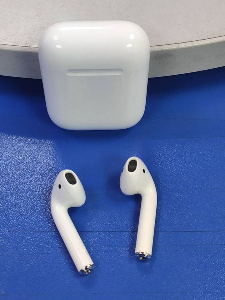 Apple airpods 2nd generation with charging case