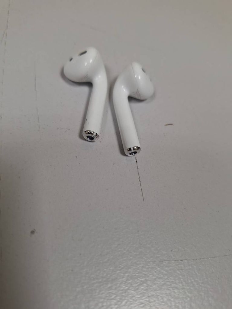 Apple airpods 2nd generation with charging case