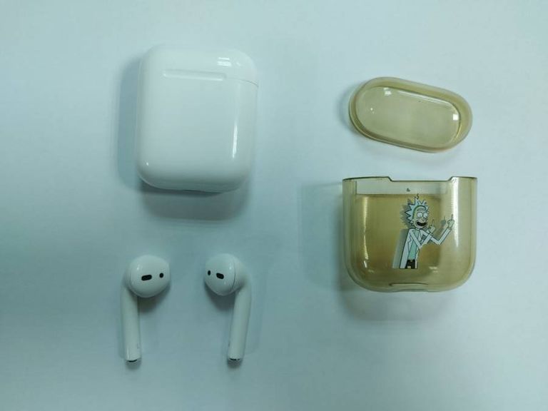 Apple airpods 2nd generation with charging case