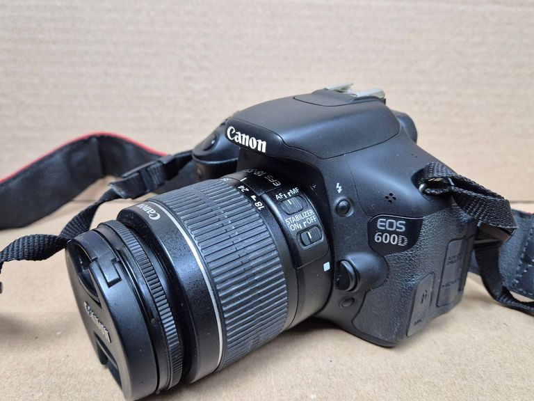 Дешиво Canon eos 600d + ef-s 18-55mm 1:3.5-5.6 is ii с ломбарда