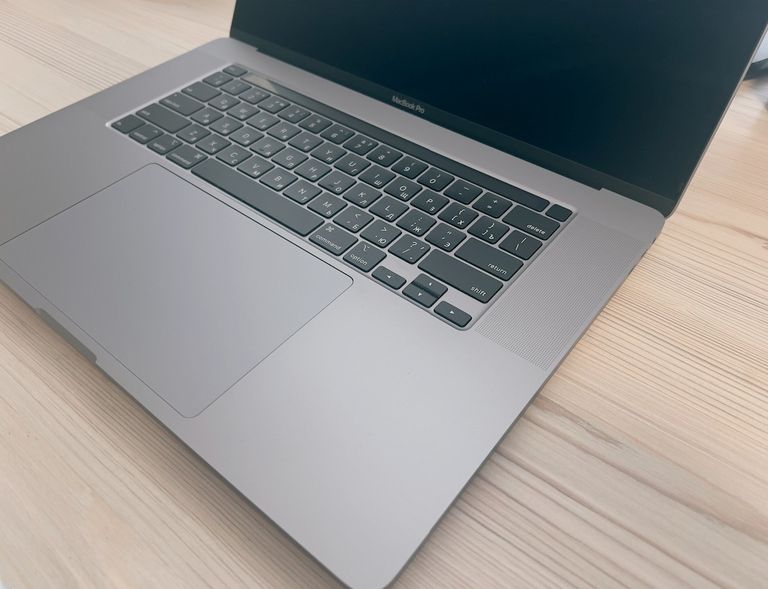 Дешиво Apple Macbook Pro core i9 2,4ghz/a2141/ retina/ ram16gb/ ssd1000gb/ amd pro 5300m 4gb/touch bar с ломбарда