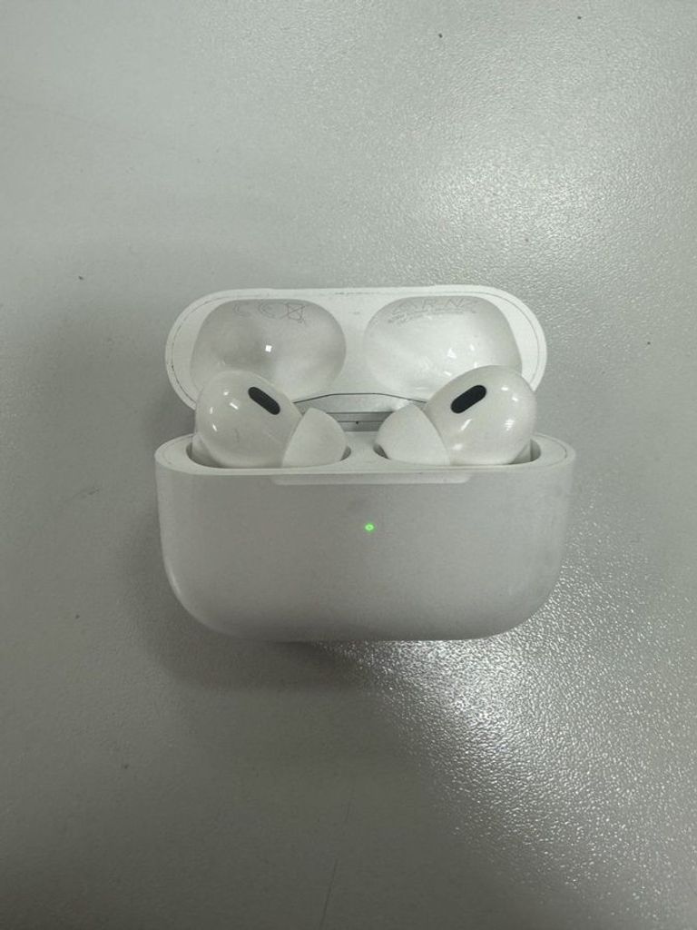 Купити Apple airpods pro 2nd generation with magsafe charging case usb-c Б/У