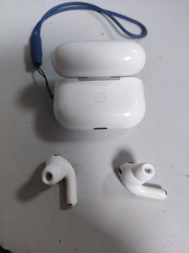 Купити Apple airpods pro 2nd generation with magsafe charging case usb-c Б/У