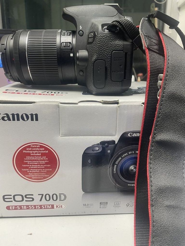 Дешиво Canon eos 700d + ef-s 18-135mm 1:3.5-5.6 is с ломбарда
