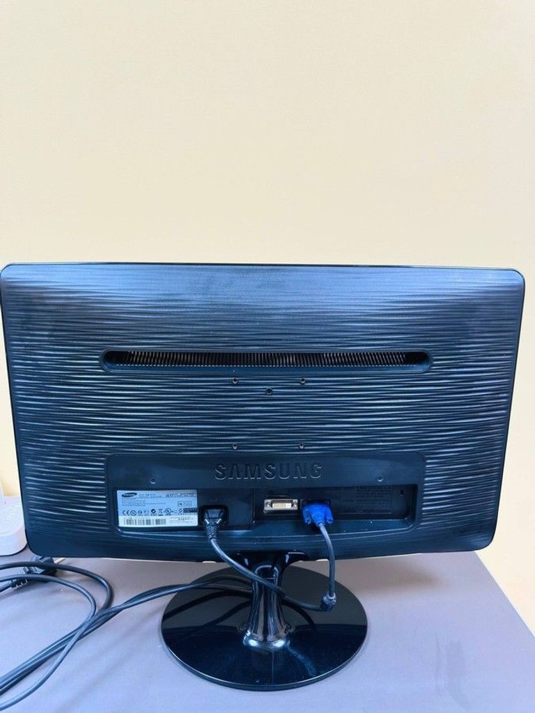 Дешево Samsung b2430l з ломбарду