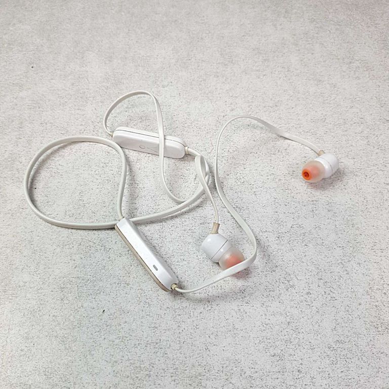 Дешиво Jbl tune 125bt на проводе с ломбарда