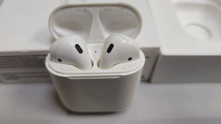 Apple airpods 2nd generation with charging case