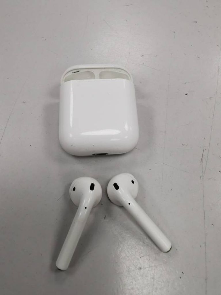 Apple airpods 2nd generation with charging case