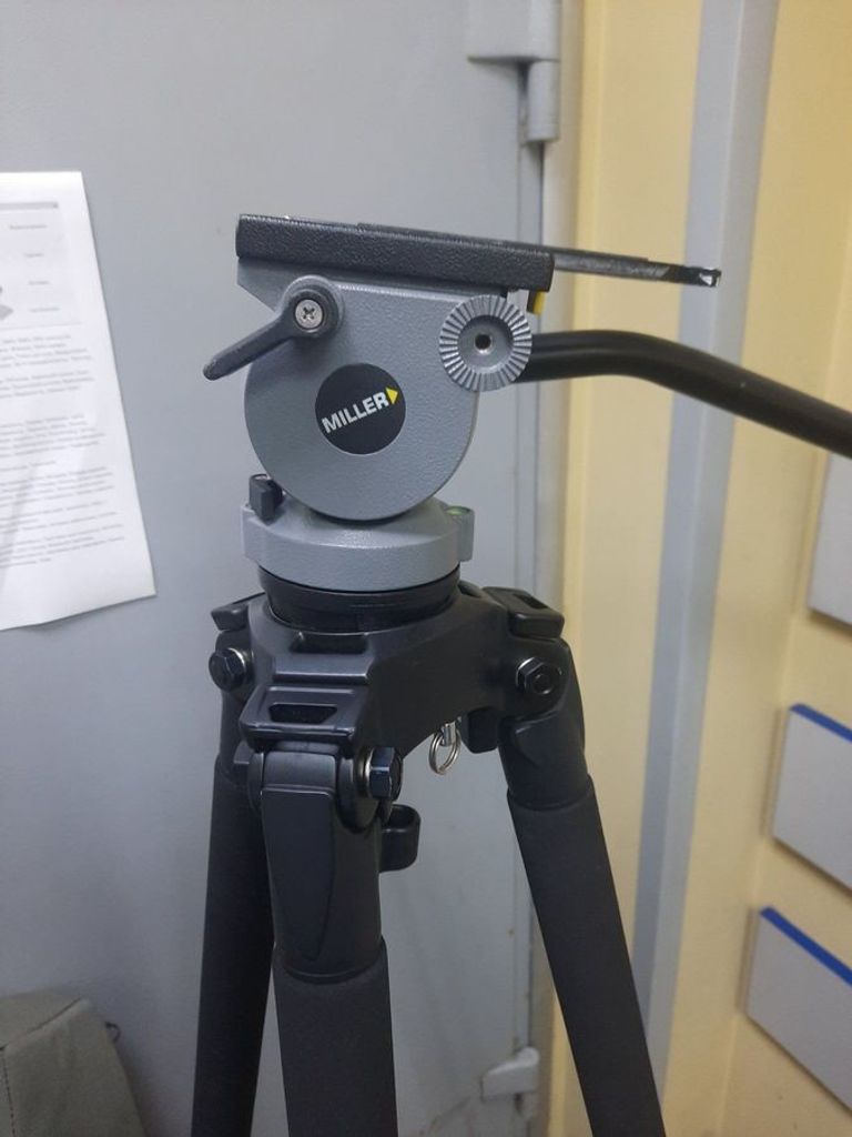 Купити Miller ds-10 fluid head Б/У