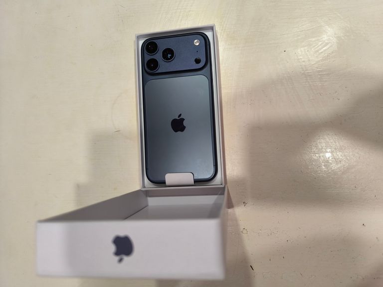 Купити Apple iPhone 17 Pro Max 1TB Deep Blue (MFYX4) Б/У