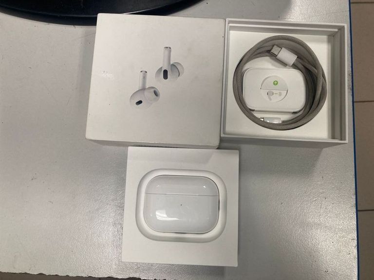 Купити Apple airpods pro 2nd generation with magsafe charging case usb-c Б/У