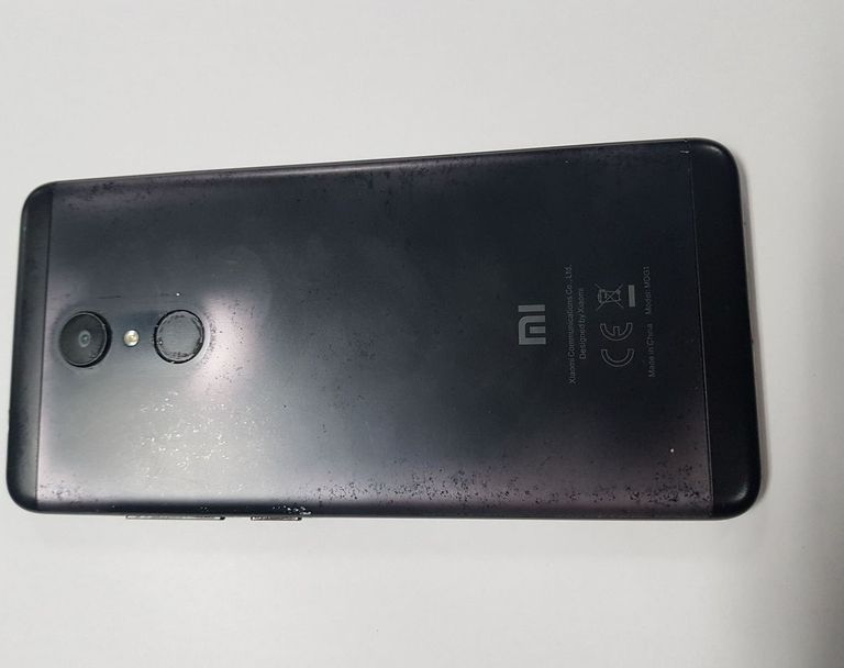 Дешево Xiaomi Redmi 5 3/32GB Black з ломбарду