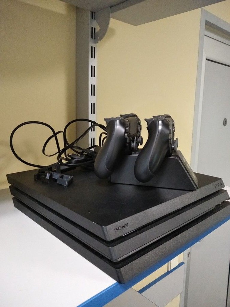 Купити Sony playstation 4 pro 1tb Б/У