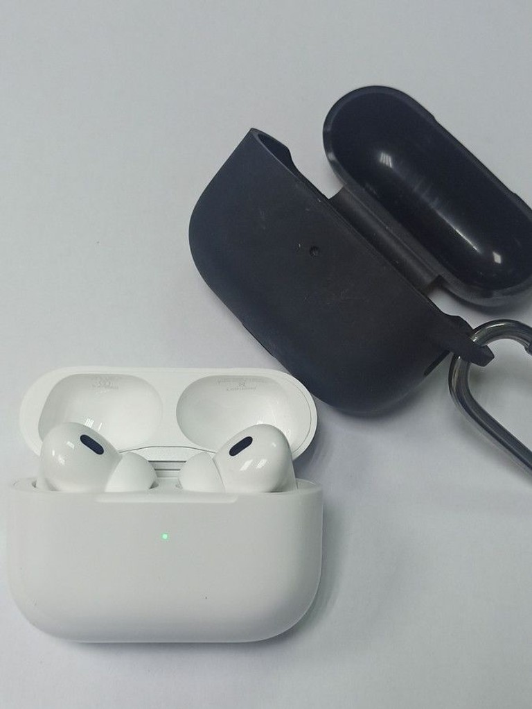 Купити Apple airpods pro 2nd generation with magsafe charging case usb-c Б/У