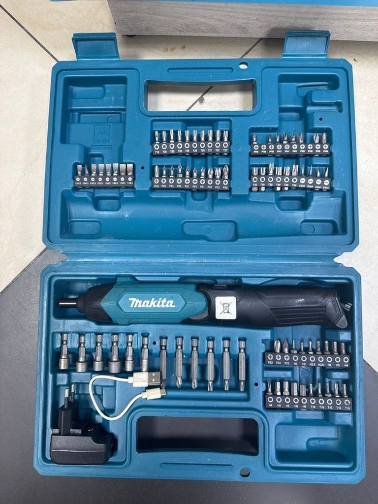 Купити Makita df001dw + набір Б/У