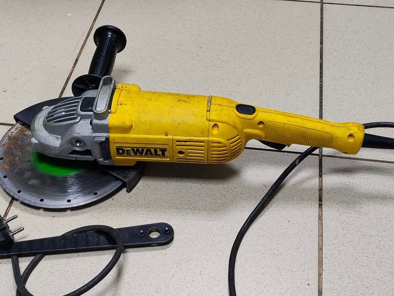 Дешиво Dewalt DWE492 с ломбарда