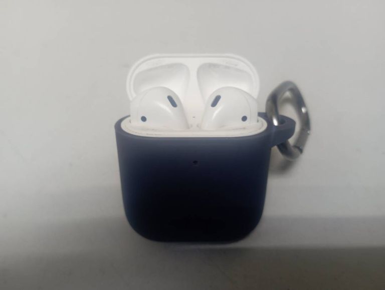 Apple airpods 2nd generation with charging case