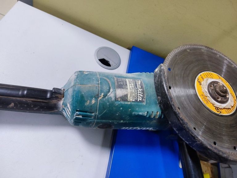 Makita GA9020