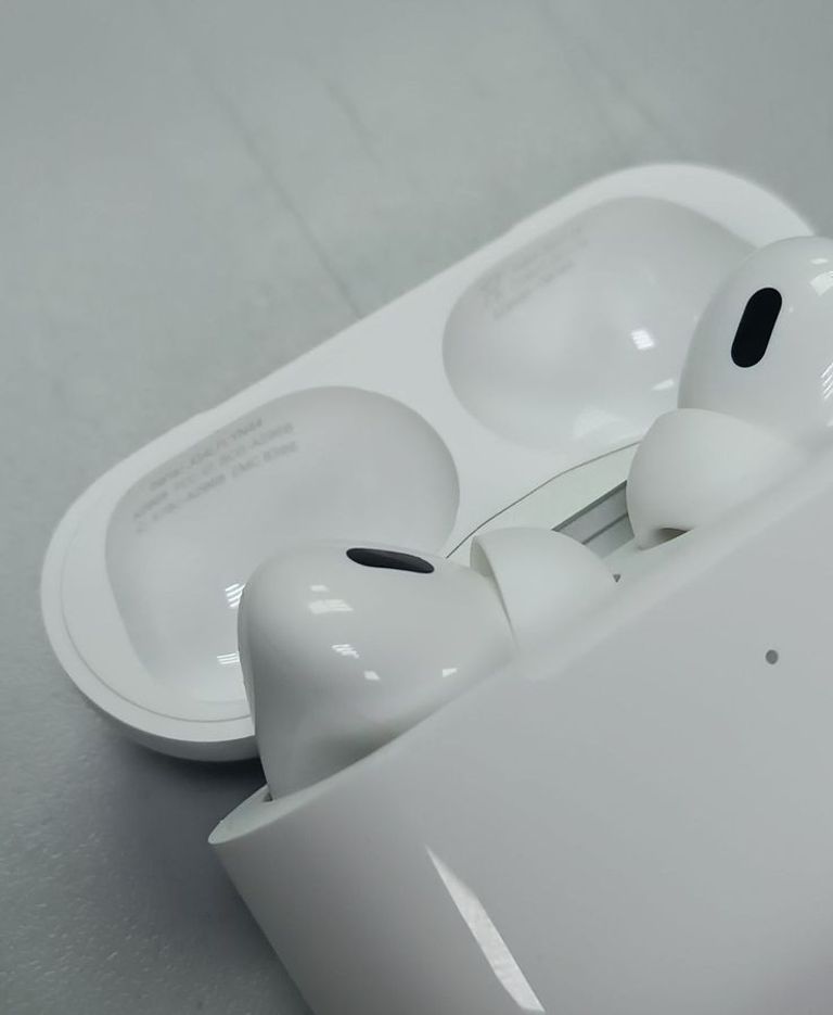 Купити Apple airpods pro 2nd generation with magsafe charging case usb-c Б/У
