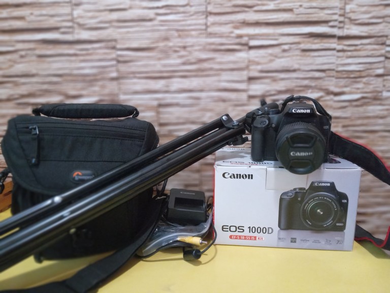 Дешево Canon eos 1000d canon ef-s 18-55mm f/3.5-5.6 is з ломбарду