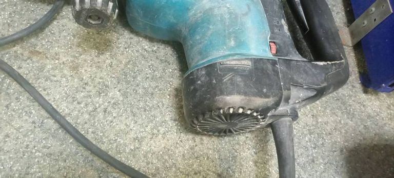 Makita HR4001C