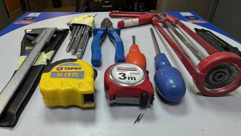 Розпродаж (2 викрутки+2 рулетки+плоскогубці+набір шестигранників+пістолет для клея), продавець Техноскарб