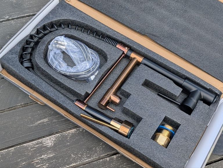 Оголошення Акція! Шикарний одноважільний кухонний змішувач високого тиску, античне золото/чорний, поворотний з висувним розпилювачем. Новий Б/У