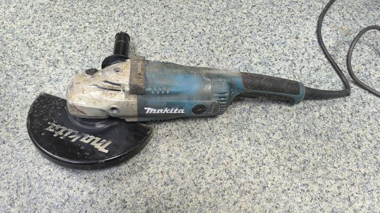 Makita GA9020