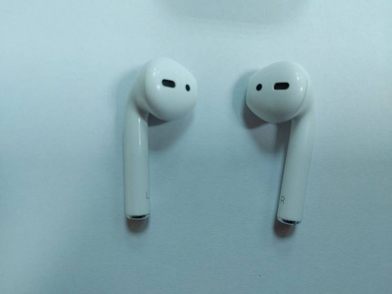 Apple airpods 2nd generation with charging case