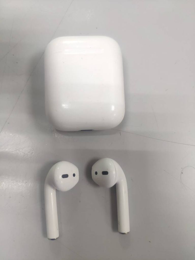 Apple airpods 2nd generation with charging case