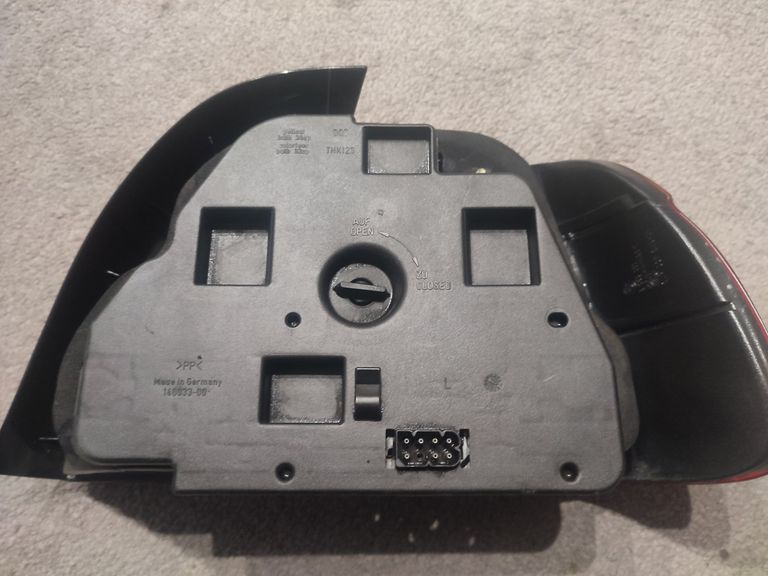 Дешево Оригінальний задній ліхтар hella лівий bmw e39  з ломбарду