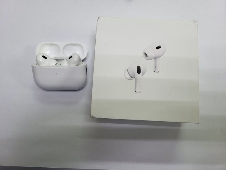 Купити Apple airpods pro 2nd generation with magsafe charging case usb-c Б/У