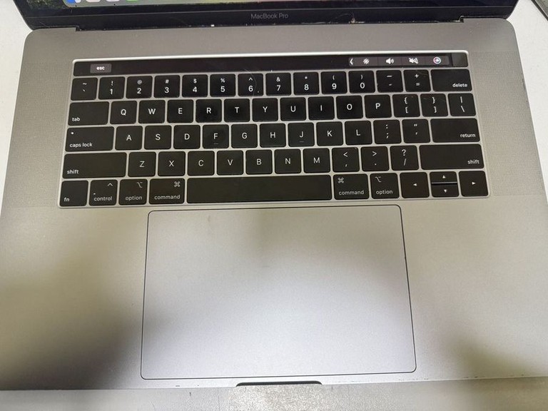 Дешево Apple macbook pro/a1990/ core i7 2,6ghz/ ram16gb/ ssd256gb/ amd pro 555x 4gb/ retina, touch bar з ломбарду