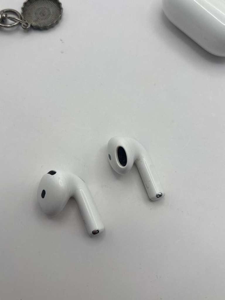 Дешево Apple airpods 4 with active noise cancellation з ломбарду