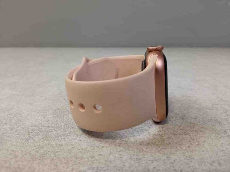 Дешево Apple Watch Series 5 GPS 40mm Gold Aluminum w. Pink Sand b.- Gold Aluminum (MWV72) з ломбарду