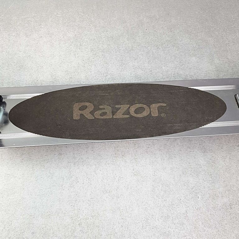 Razor A125