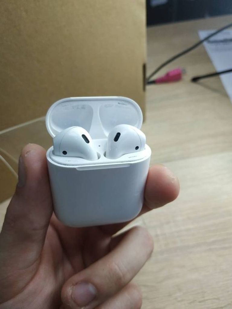 Apple airpods 2nd generation with charging case