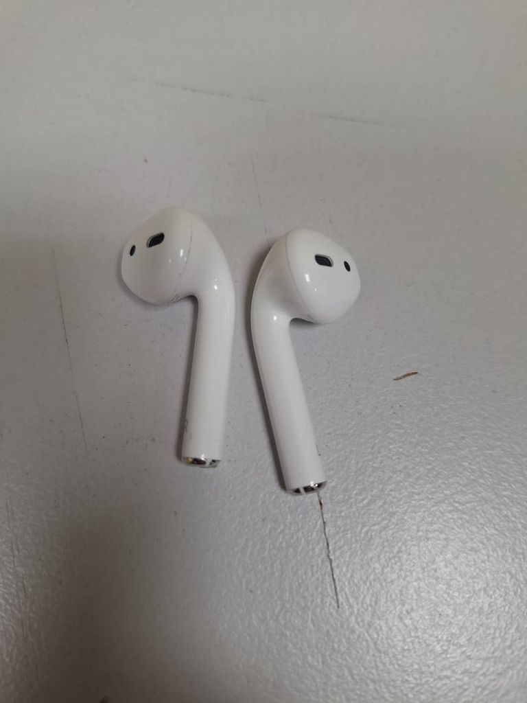 Apple airpods 2nd generation with charging case