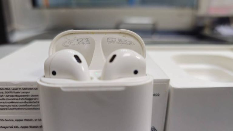 Apple airpods 2nd generation with charging case