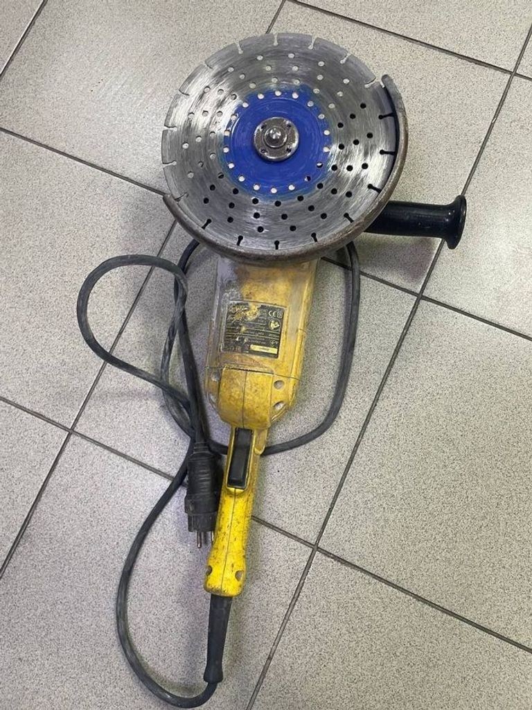 Оголошення Dewalt DWE492 Б/У