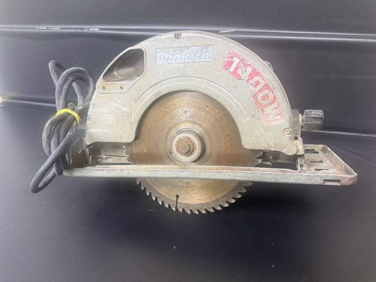 Дешево Makita 5705R з ломбарду