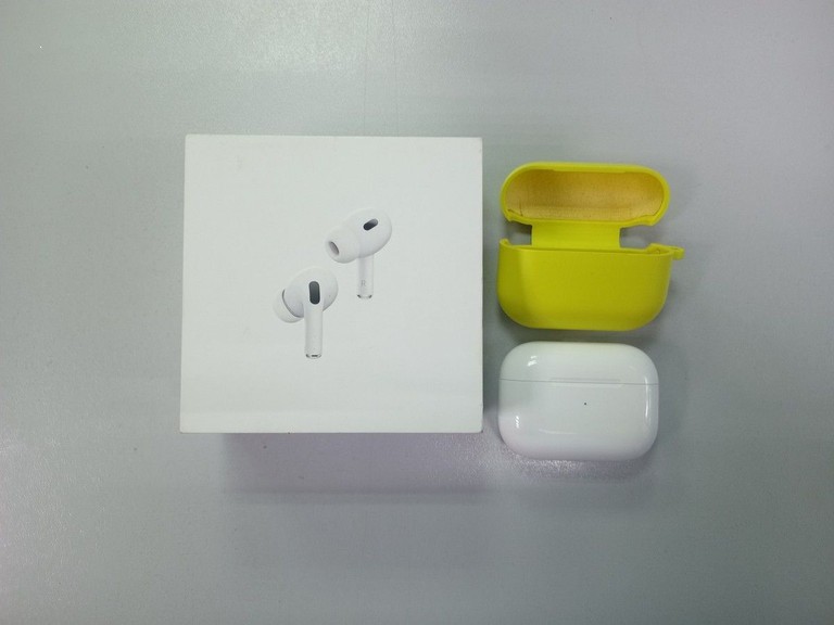 Купити Apple airpods pro 2nd generation with magsafe charging case usb-c Б/У