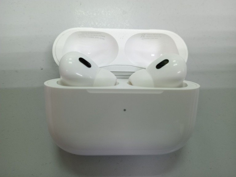 Купити Apple airpods pro 2nd generation with magsafe charging case usb-c Б/У