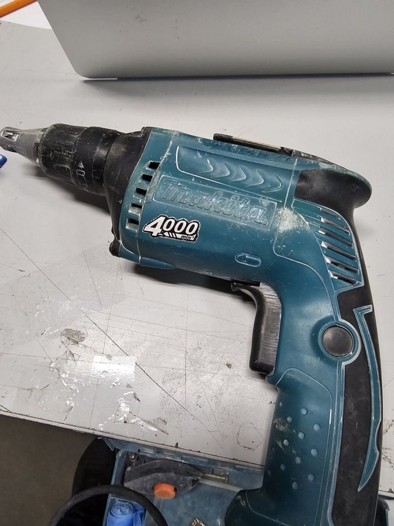 Дешево Makita FS4000 з ломбарду
