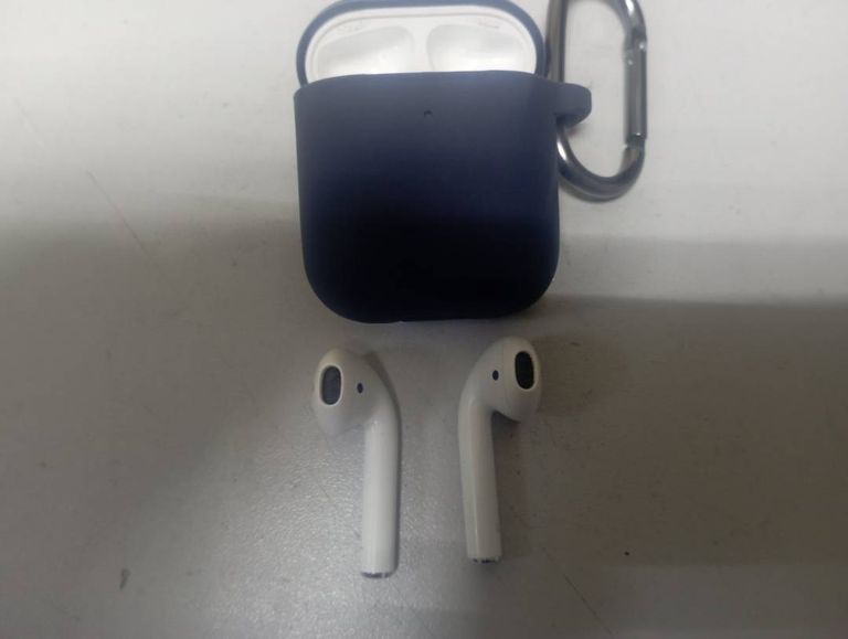 Apple airpods 2nd generation with charging case