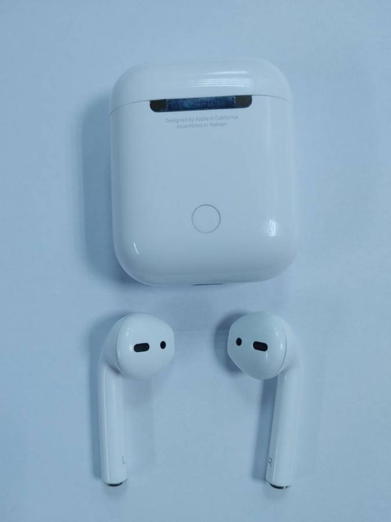 Apple airpods 2nd generation with charging case