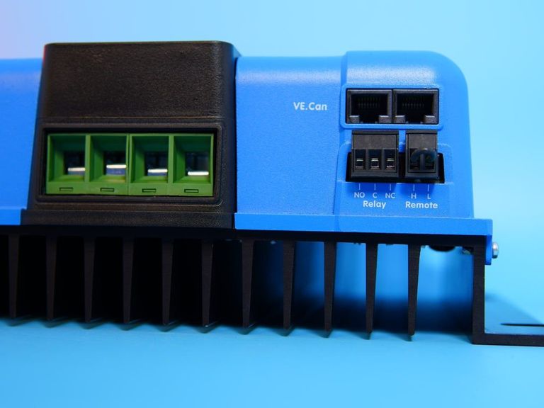 Дешиво SmartSolar MPPT 150/85-Tr VE.Can Bluetooth SCC115085411 Victron Energy 150В 85А с ломбарда